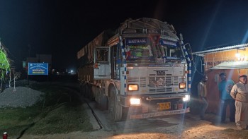 नाम मात्र जरिवाना तिर्दै नेपाली ट्रकको भाग खोस्दै भारतीय ट्रक नेपालभर छ्याप्छ्याप्ती